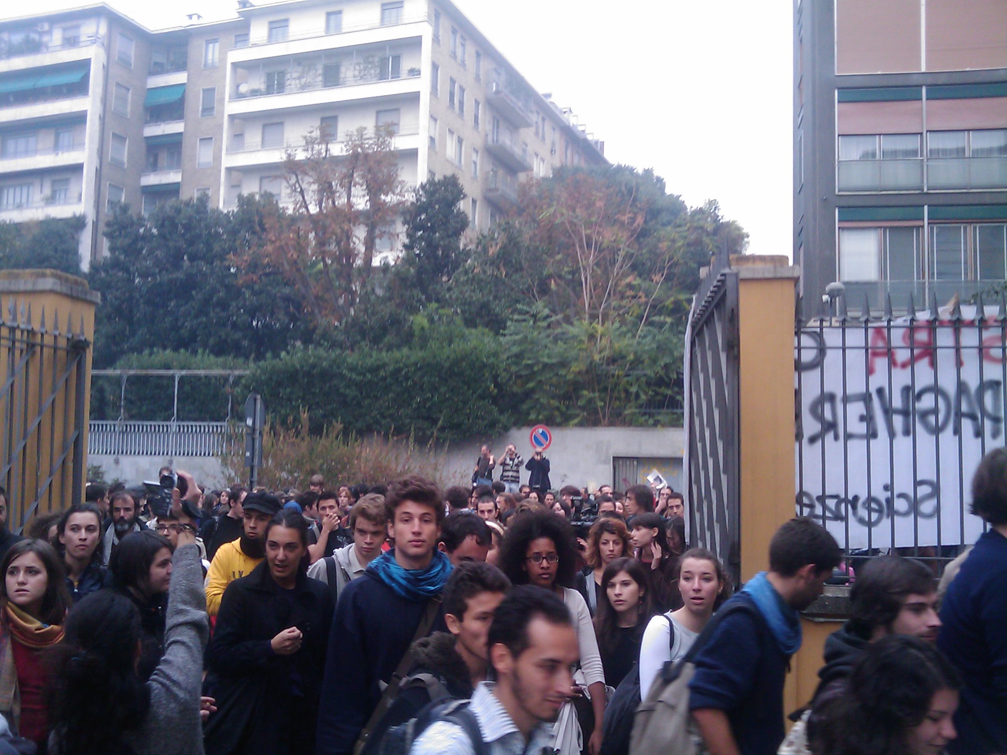 il corteo entra nella facoltà dopo le lezioni in piazza.